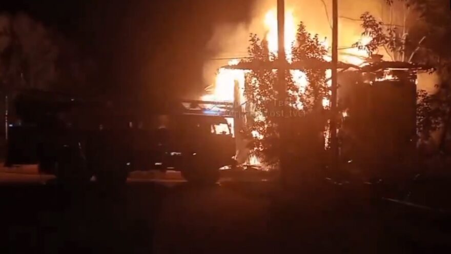 Ночью в Тверской области полыхал большой дом