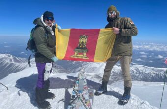 На вершине Эльбруса развернули флаг Тверской области