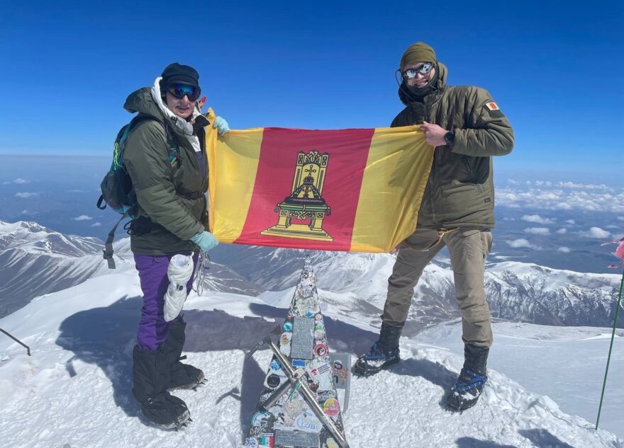 На вершине Эльбруса развернули флаг Тверской области