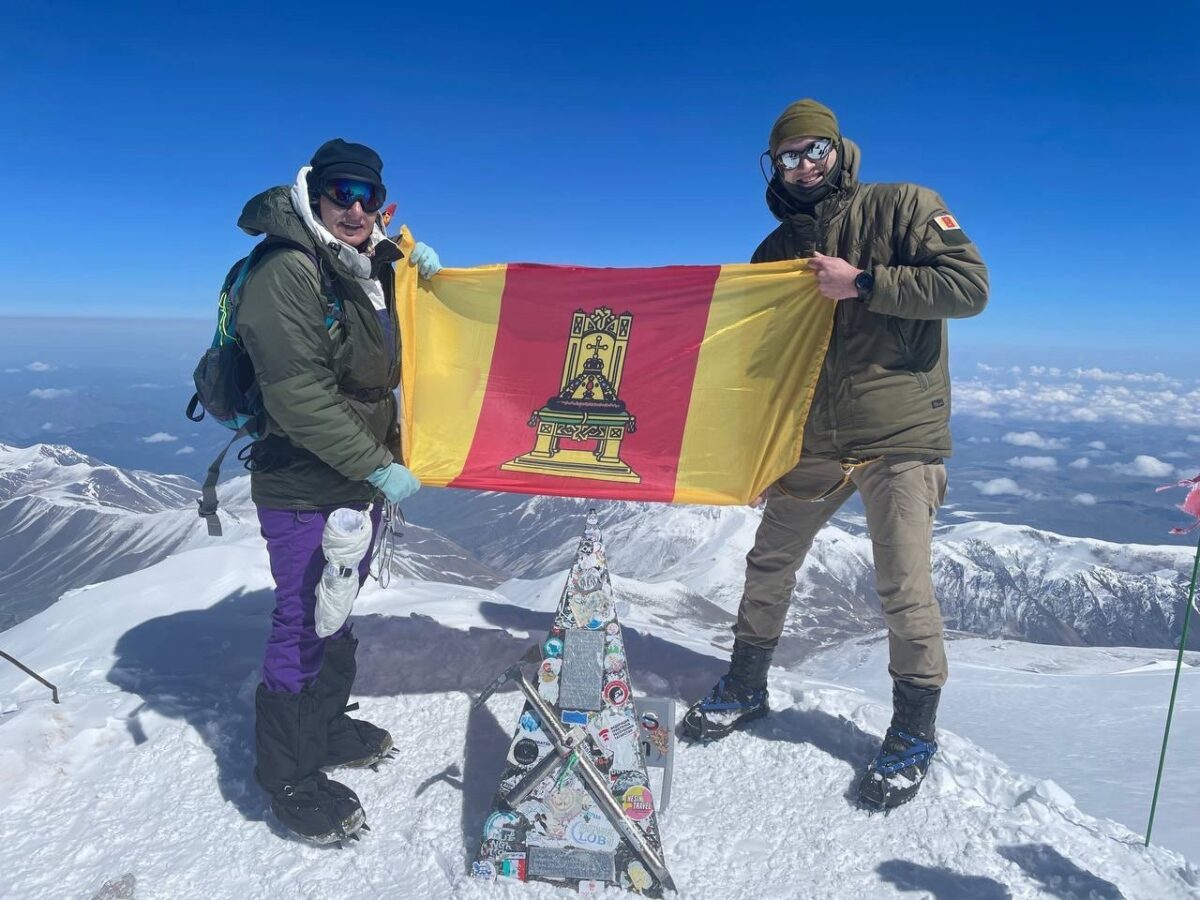 На вершине Эльбруса развернули флаг Тверской области