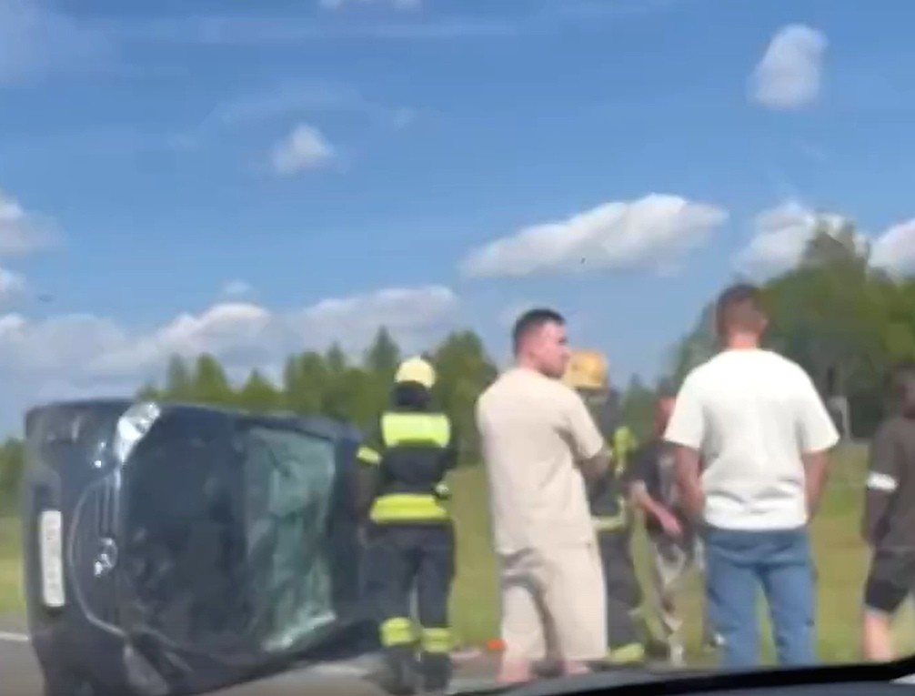 На трассе в Тверской области перевернулась Мазда