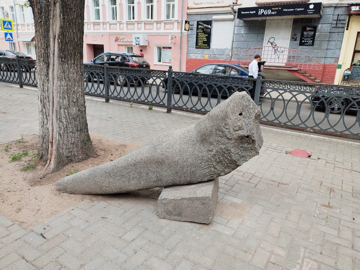 Жители Твери обсуждают историю "зуба дракона", расположенного в центре города Жители Твери обсуждают историю "зуба дракона", расположенного в центре города