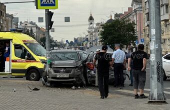 В Твери водитель на скорости влетел в скамейку и разбил еще один автомобиль В Твери водитель на скорости влетел в скамейку и разбил еще один автомобиль