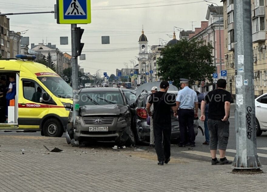 В Твери водитель на скорости влетел в скамейку и разбил еще один автомобиль В Твери водитель на скорости влетел в скамейку и разбил еще один автомобиль