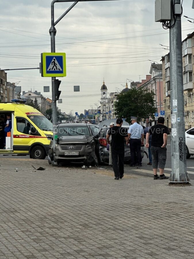 В Твери водитель на скорости влетел в скамейку и разбил еще один автомобиль