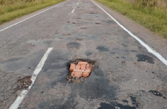 Жители Тверской области с помощью кирпичей сами заделывают огромные ямы на дороге Жители Тверской области с помощью кирпичей сами заделывают огромные ямы на дороге