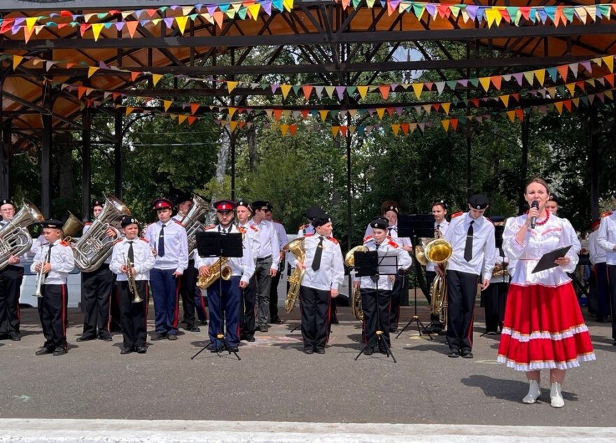В Калязине устроил шоу уникальный казачий духовой оркестр