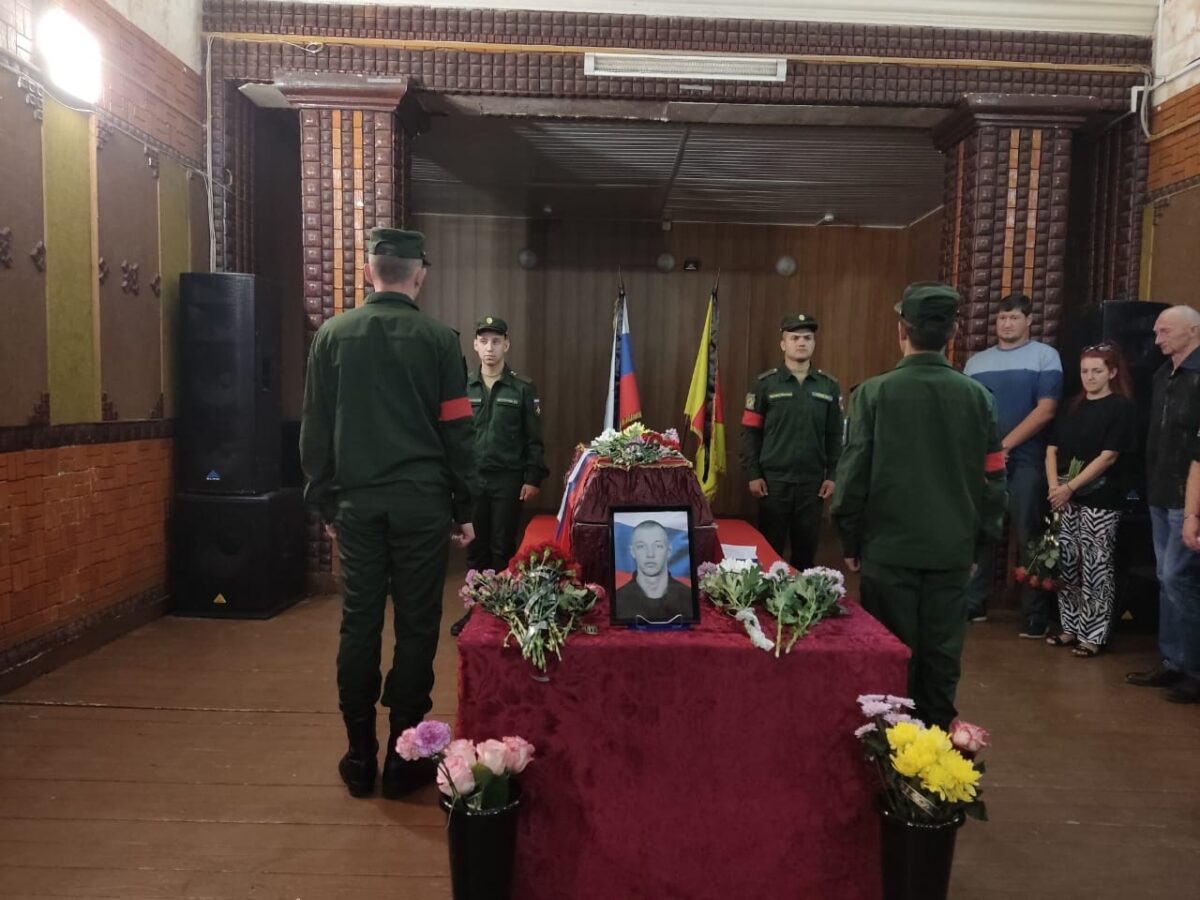 В Тверской области простились с погибшим в зоне СВО рядовым Виктором Горшковым