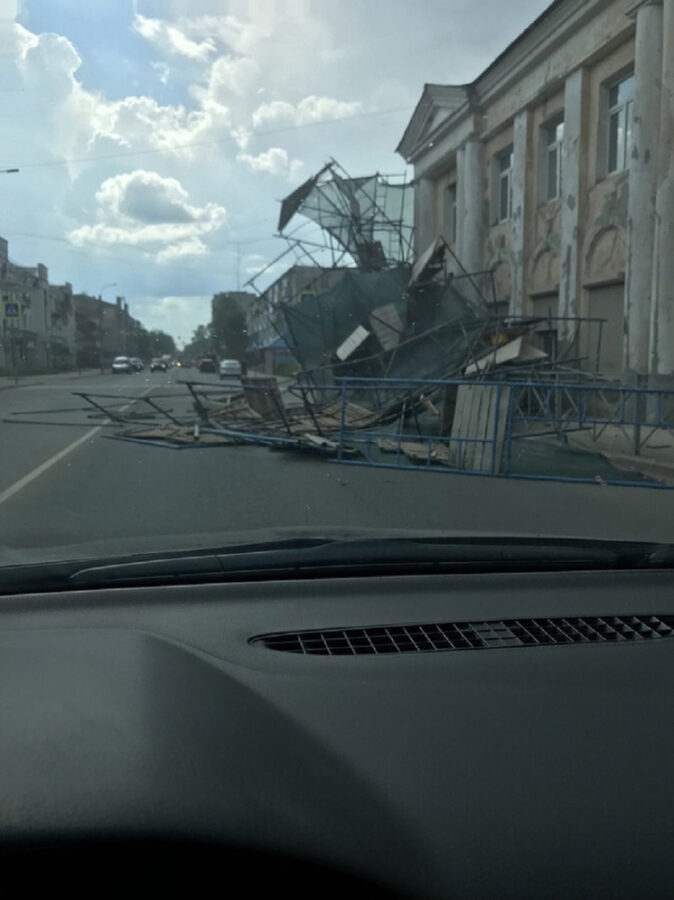 В городе Тверской области строительные леса рухнули на дорогу