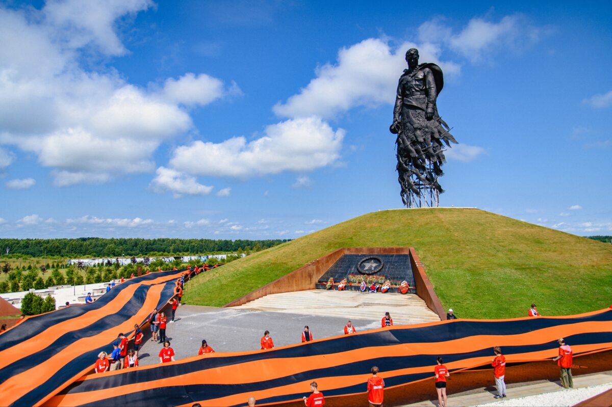 В Тверской области развернули 300-метровую Георгиевскую ленту