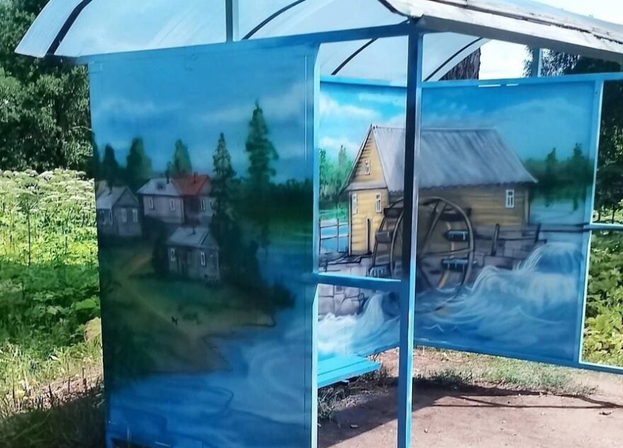 В Тверской области художник украсил автобусную остановку