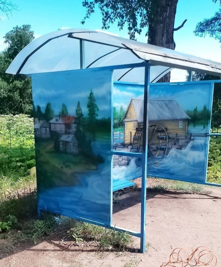 В Тверской области художник украсил автобусную остановку