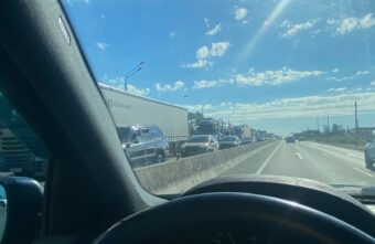 На трассе под Тверью собралась большая пробка На трассе под Тверью собралась большая пробка