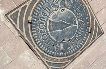 К юбилею Торопца изготовили фирменные канализационные люки