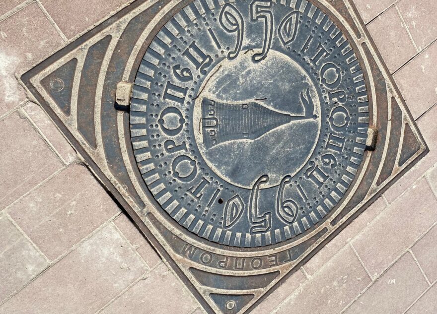 К юбилею Торопца изготовили фирменные канализационные люки