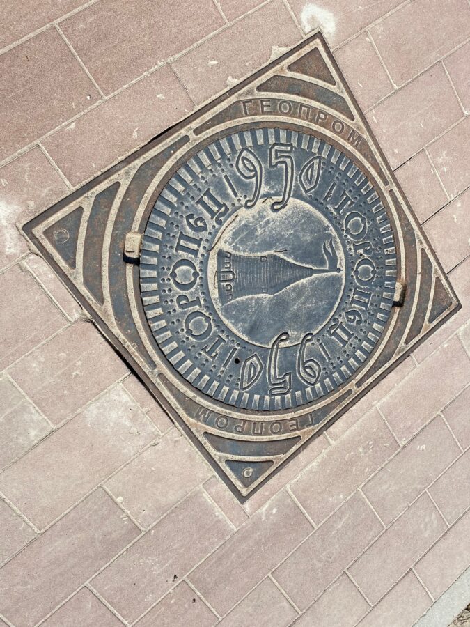 К юбилею Торопца изготовили фирменные канализационные люки