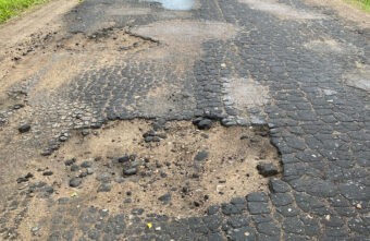 На дороге в Тверской области не осталось живого места без ям