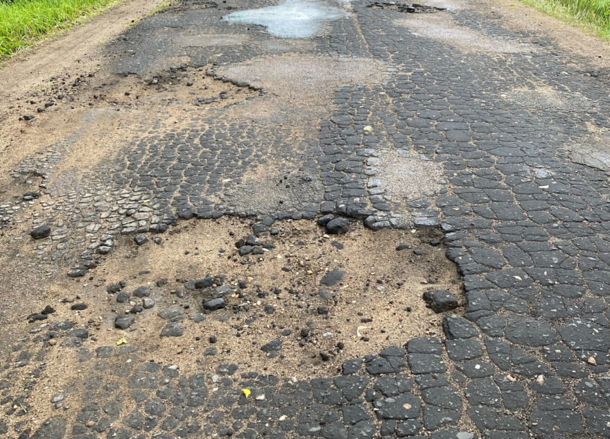На дороге в Тверской области не осталось живого места без ям
