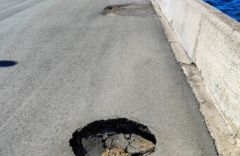 Асфальт на набережной в Тверской области провалился через два года после ремонта Асфальт на набережной в Тверской области провалился через два года после ремонта