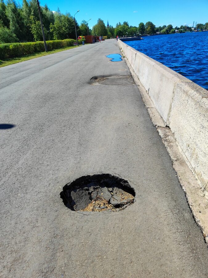 Асфальт на набережной в Тверской области провалился через два года после ремонта