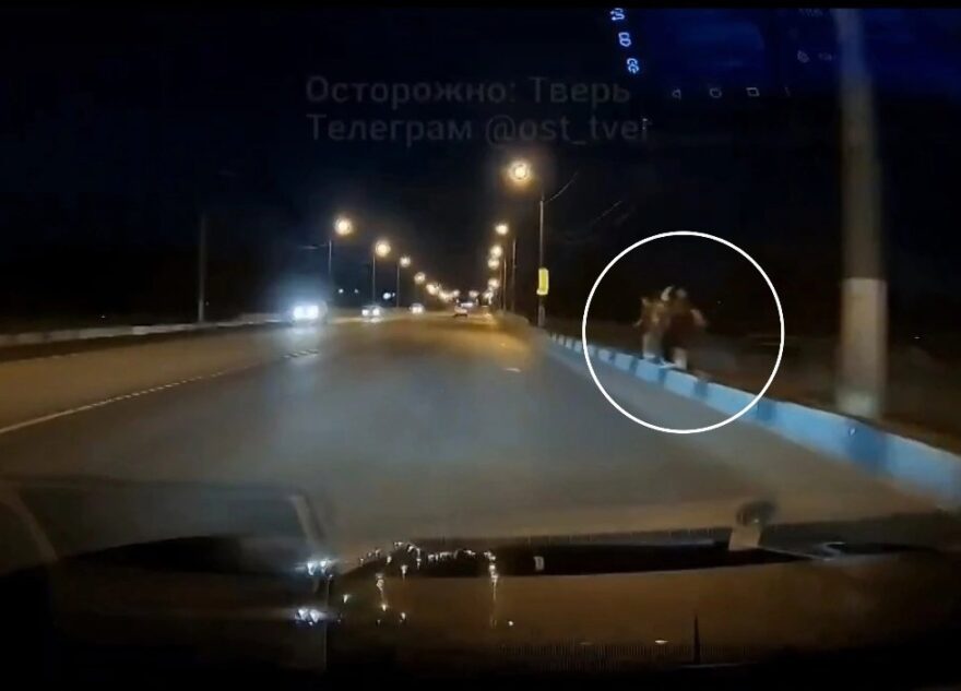 В Твери юные вандалы бросаются камнями в проезжающие машины