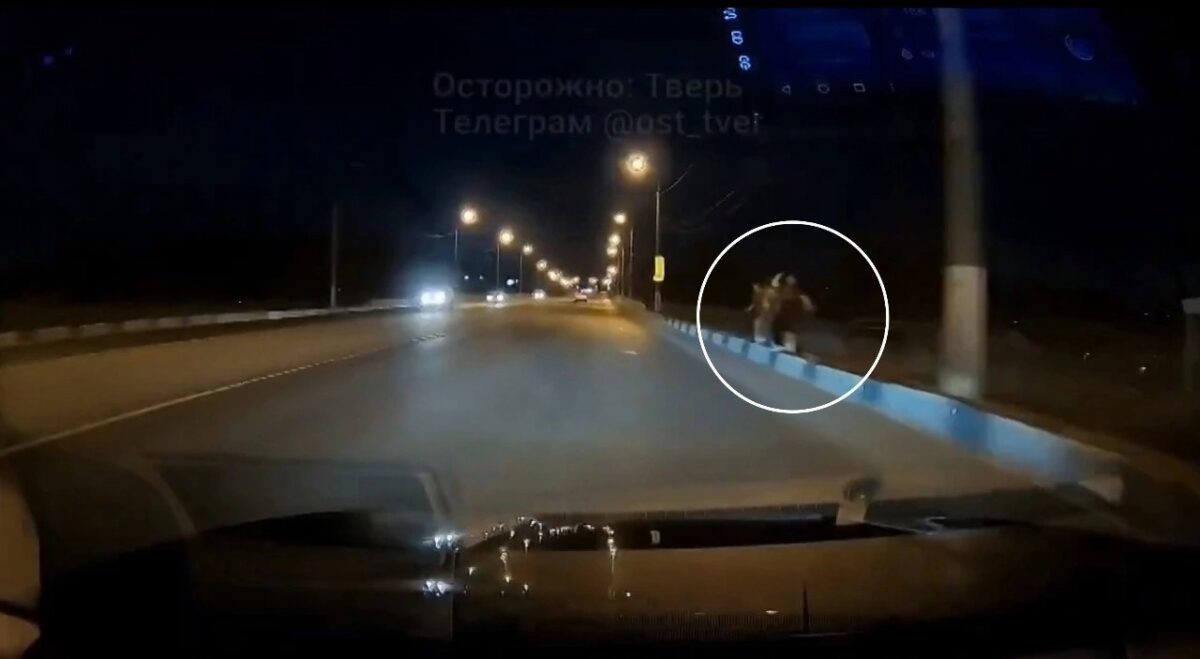 В Твери юные вандалы бросаются камнями в проезжающие машины