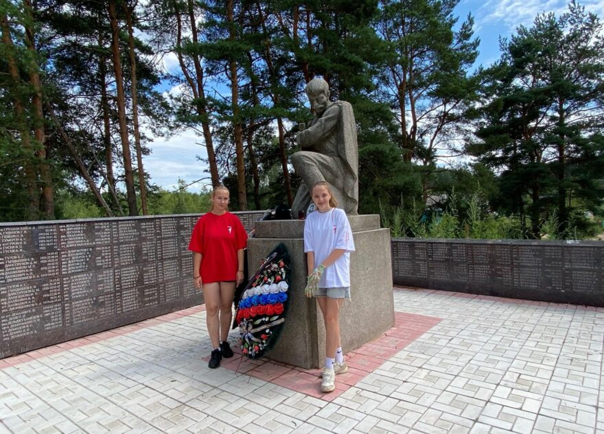 В Торопецком округе активисты убрались на территории Братского кладбища В Торопецком округе активисты убрались на территории Братского кладбища