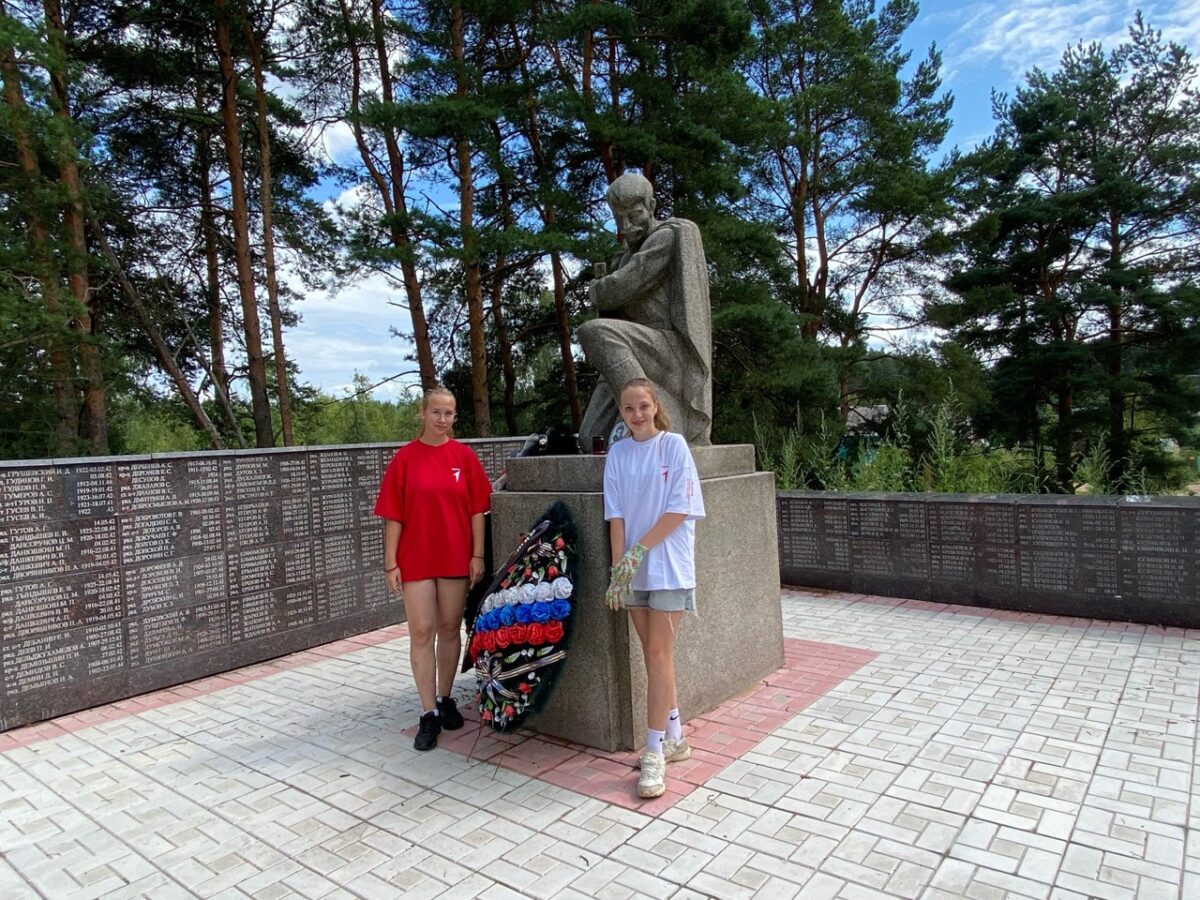 В Торопецком округе активисты убрались на территории Братского кладбища