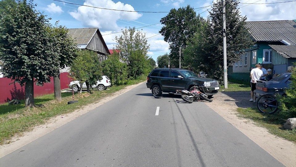 17-летний мотоциклист попал под колеса внедорожника в Тверской области