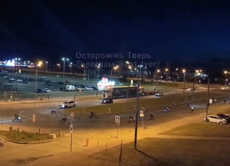 В Твери малолетние байкеры устраивают ночные гонки
