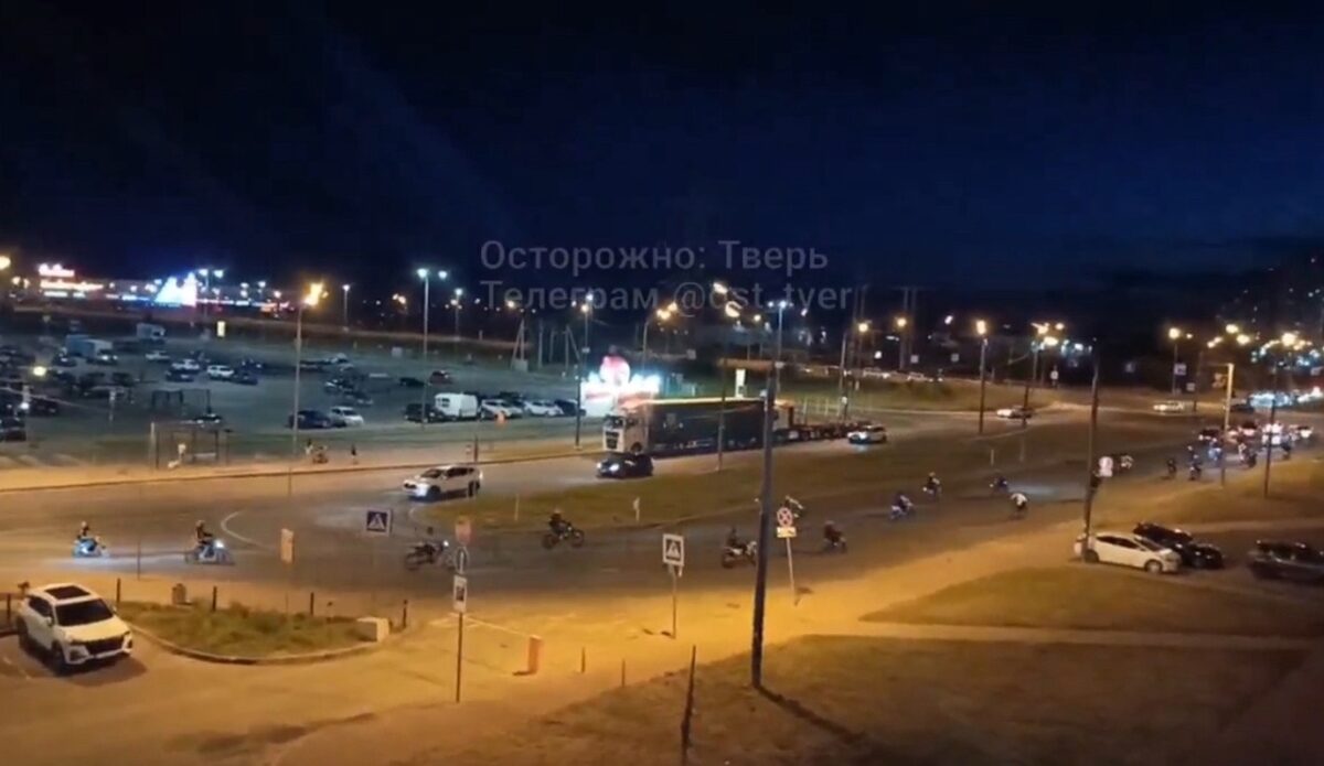 В Твери малолетние байкеры устраивают ночные гонки