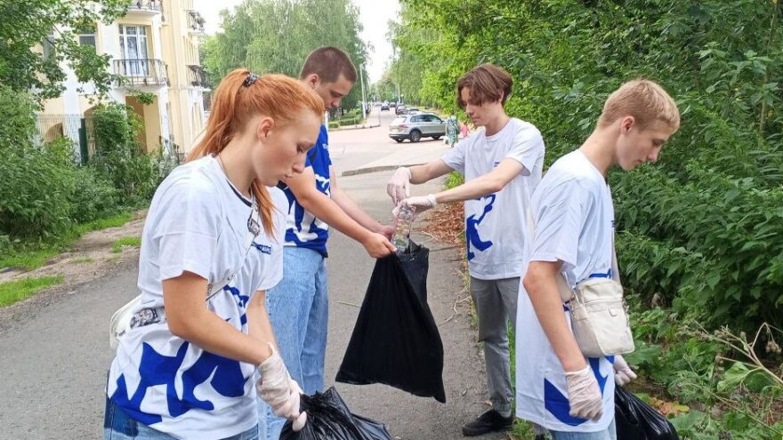 Волонтеры «Единой России» привели в порядок городской парк