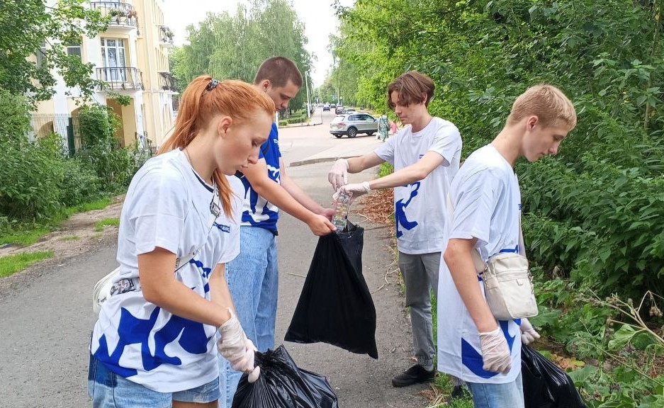 Волонтеры «Единой России» привели в порядок городской парк