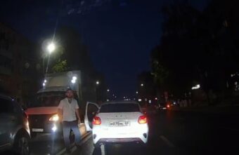 В Твери электросамокатчик протаранил легковушку и попытался скрыться с места происшествия В Твери электросамокатчик протаранил легковушку и попытался скрыться с места происшествия