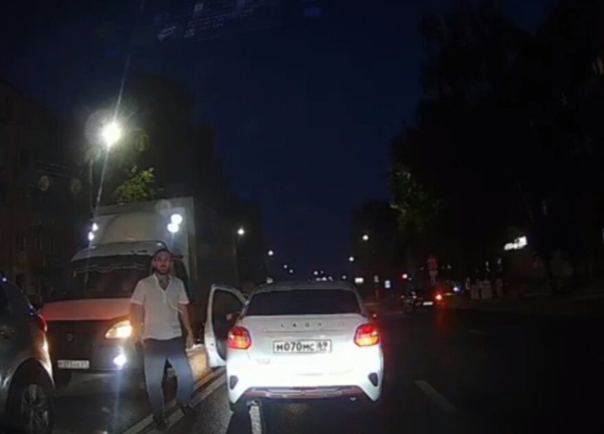 В Твери электросамокатчик протаранил легковушку и попытался скрыться с места происшествия