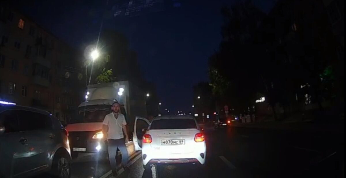 В Твери электросамокатчик протаранил легковушку и попытался скрыться с места происшествия