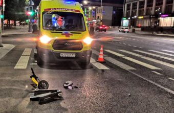 В Твери двух влюбленных на самокате сбил "Mersedes"