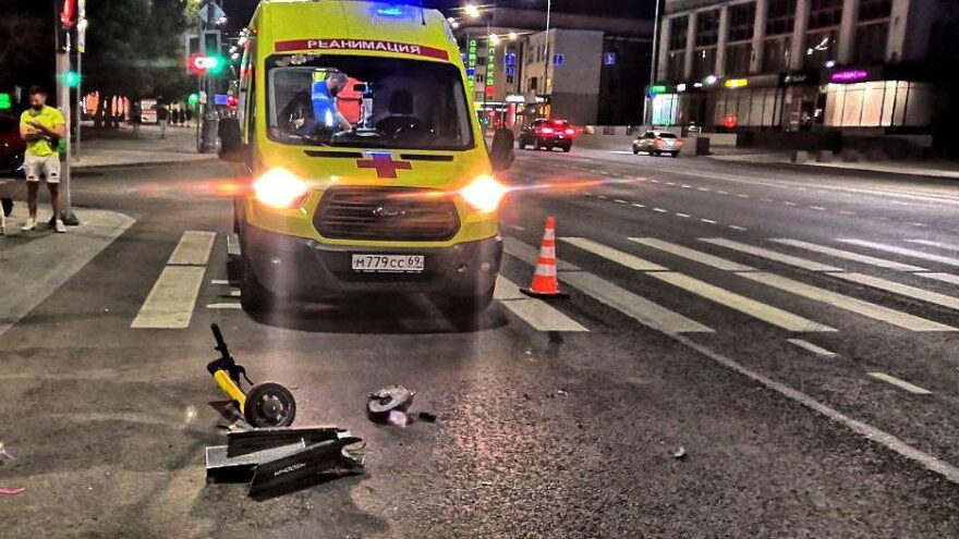 В Твери двух влюбленных на самокате сбил "Mersedes" В Твери двух влюбленных на самокате сбил "Mersedes"