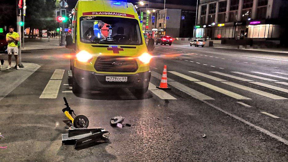В Твери двух влюбленных на самокате сбил "Mersedes"