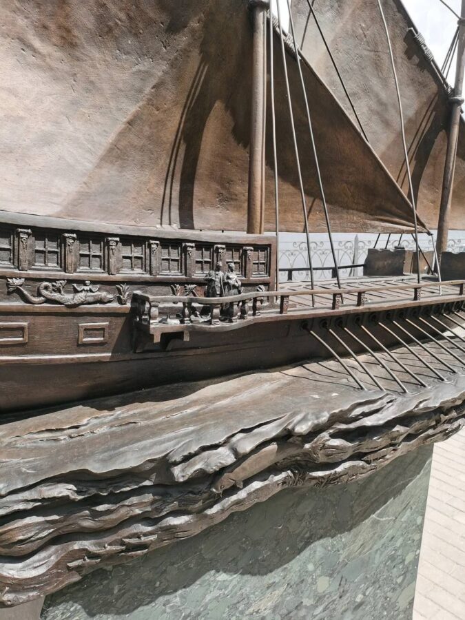 Вандалы добрались и до макета галеры "Тверь" в Горсаду Вандалы добрались и до макета галеры "Тверь" в Горсаду