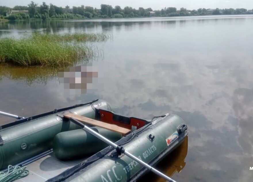 В Тверской области из озера выловили тело мужчины