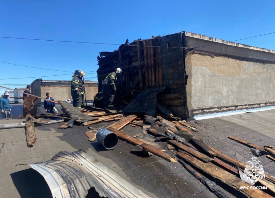 В Тверской области пожарные тушили чердак