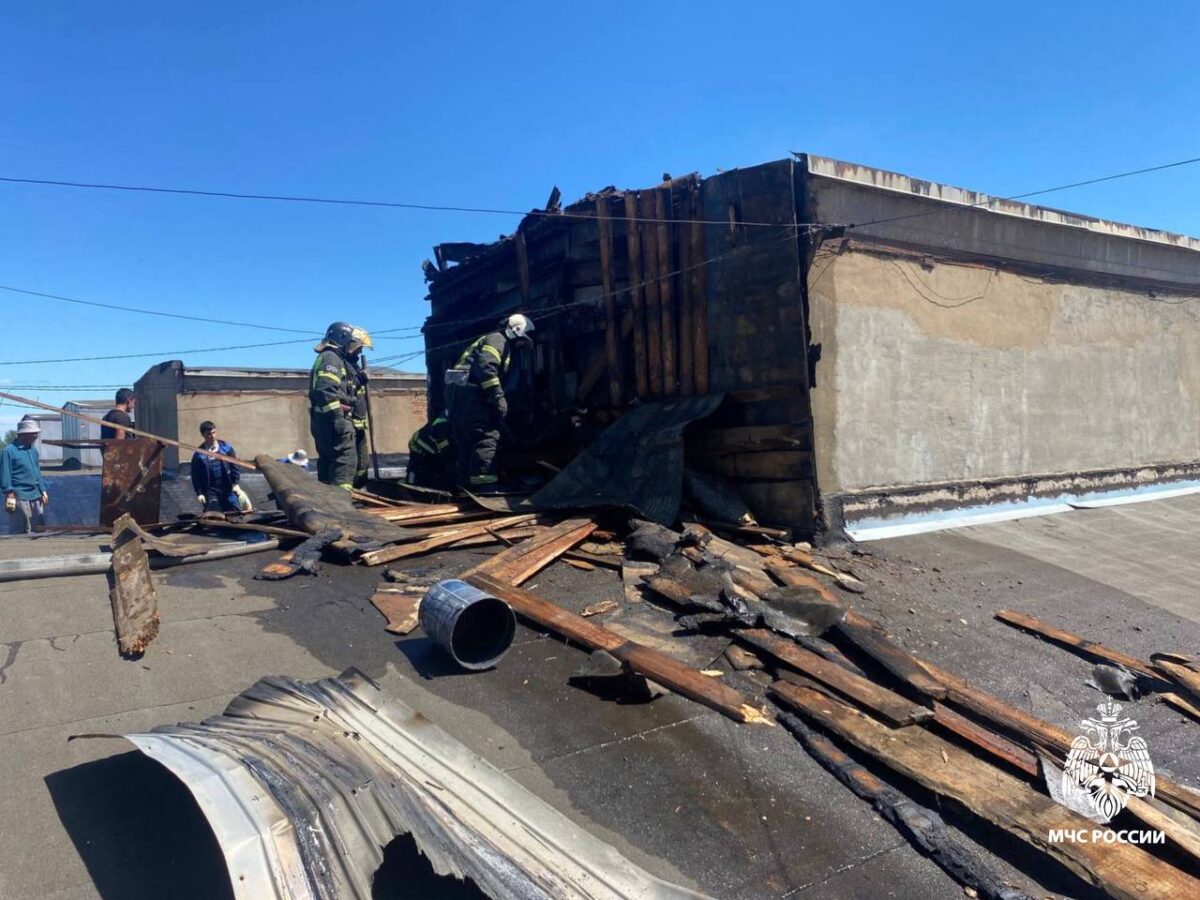 В Тверской области пожарные тушили чердак