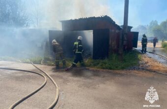 Днем в Тверской области сгорел гараж