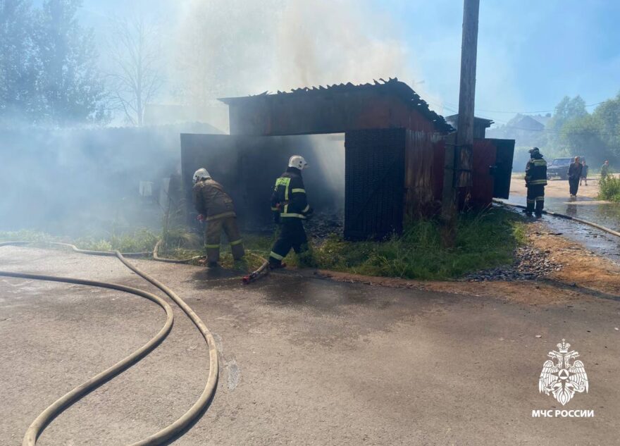 Днем в Тверской области сгорел гараж