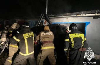 В Тверской области пожарные спасли автомобиль из горящего гаража