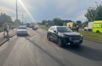 В Твери на Красинском мосту мотоцикл столкнулся с автомобилем