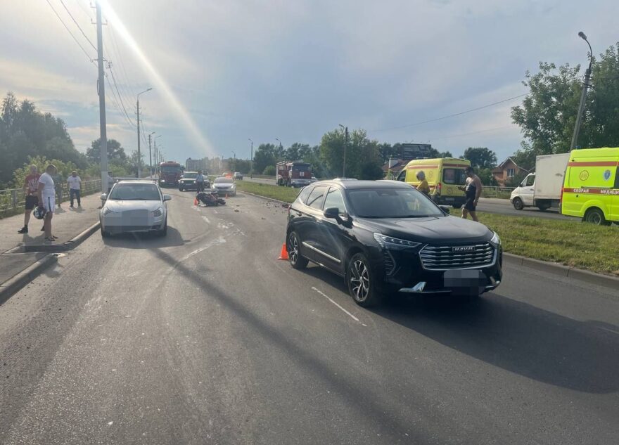 В Твери на Красинском мосту мотоцикл столкнулся с автомобилем