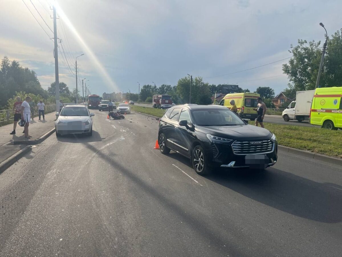 В Твери на Красинском мосту мотоцикл столкнулся с автомобилем