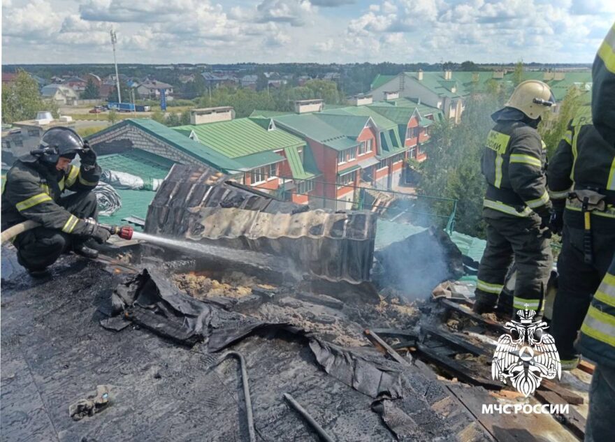 В Твери у многоквартирного дома загорелась кровля